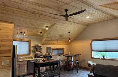 Hotchkiss Apartamento | Cozy Loft Studio apartment with private deck and amazing views!