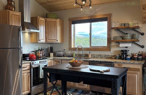 Hotchkiss Apartamento | Cozy Loft Studio apartment with private deck and amazing views!