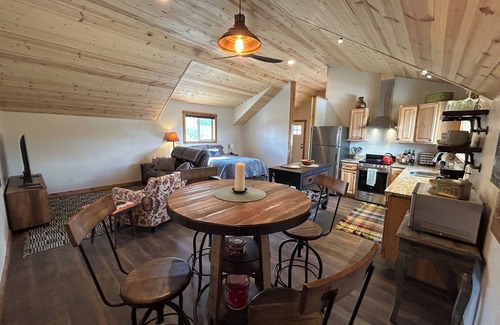 Hotchkiss Apartamento | Cozy Loft Studio apartment with private deck and amazing views!