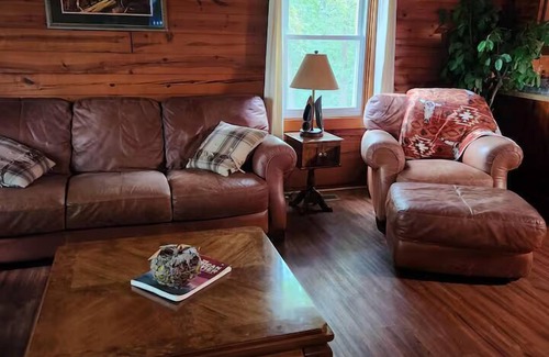 Grand Rivers Casa | Cozy Log Cabin Retreat