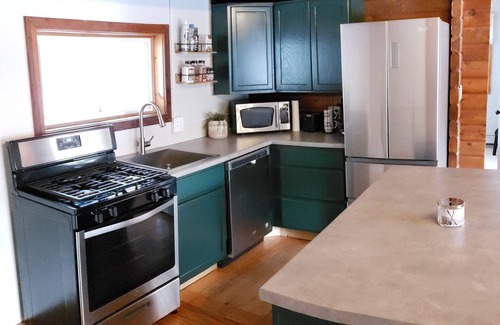 Ludlow Cabina | Cozy Log Cabin, 5 Min to Ski, Great for Groups, Oversized Deck, Dog-friendly
