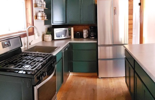 Ludlow Cabina | Cozy Log Cabin, 5 Min to Ski, Great for Groups, Oversized Deck, Dog-friendly