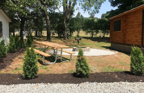 White Cabina | Cozy Log Cabin #7. Minutes from Seven Springs and Hidden Valley!