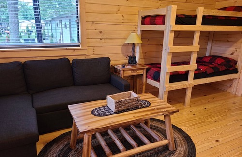White Cabina | Cozy Log Cabin #7. Minutes from Seven Springs and Hidden Valley!