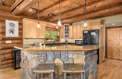 Sylva Cabina | Cozy Log Cabin in the Clouds.