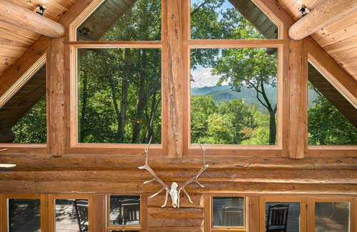 Sylva Cabina | Cozy Log Cabin in the Clouds.