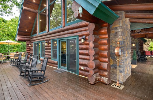 Sylva Cabina | Cozy Log Cabin in the Clouds.