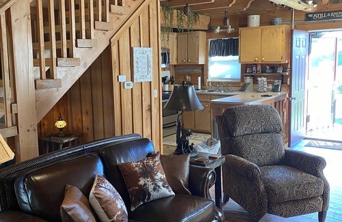 Vesta Casa | Cozy Log Cabin Near the Parkway