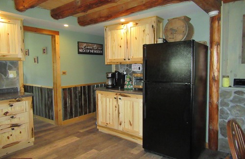 Meredith Cabina | Cozy Log Cabin near Cooperstown Dreams park and All- Star Village