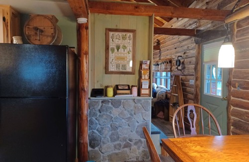 Meredith Cabina | Cozy Log Cabin near Cooperstown Dreams park and All- Star Village