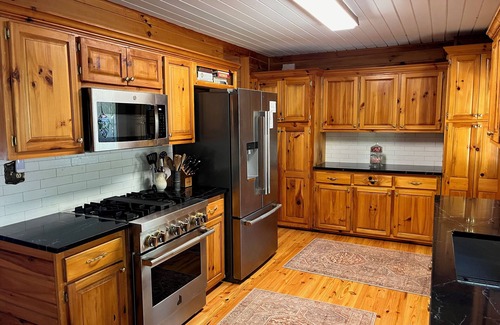 Seneca Cabina | Cozy Log Cabin near Clemson with Big Water Views