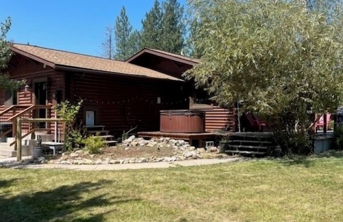 Kicking Horse Cabina | Cozy log cabin on 20 acres