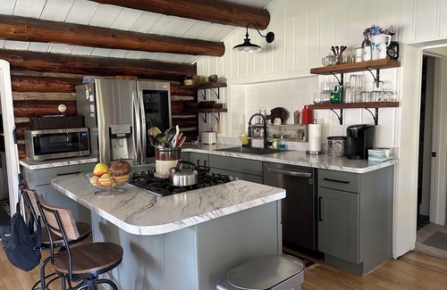 East Jordan Cabina | Cozy Log Cabin on the Jordan River... 20 minutes from Boyne Mountain!