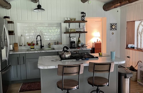 East Jordan Cabina | Cozy Log Cabin on the Jordan River... 20 minutes from Boyne Mountain!