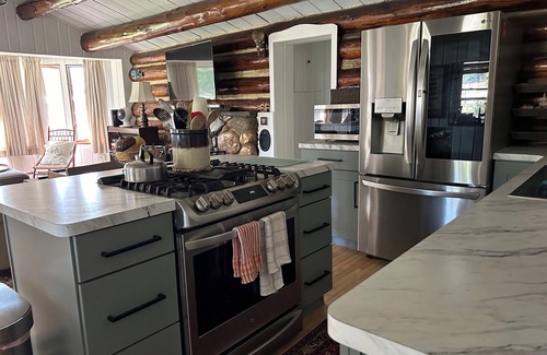 East Jordan Cabina | Cozy Log Cabin on the Jordan River... 20 minutes from Boyne Mountain!