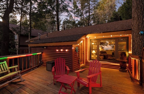 Running Springs Cabina | Cozy Log Cabin w/Hot Tub, Mountain Views+King Beds
