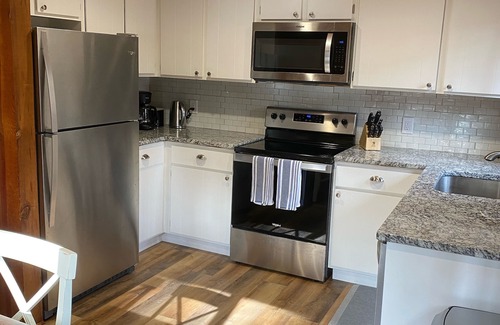 Al Tahoe Cabina | Cozy Log Cabin — Short Walk to Lake, Meadow, Dining, and More.