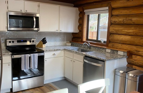 Al Tahoe Cabina | Cozy Log Cabin — Short Walk to Lake, Meadow, Dining, and More.