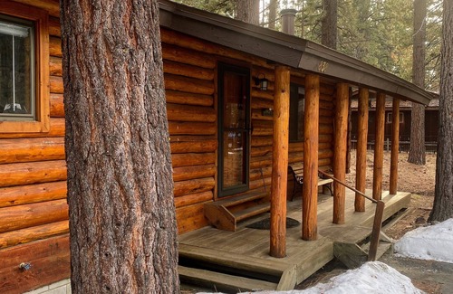 Al Tahoe Cabina | Cozy Log Cabin — Short Walk to Lake, Meadow, Dining, and More.
