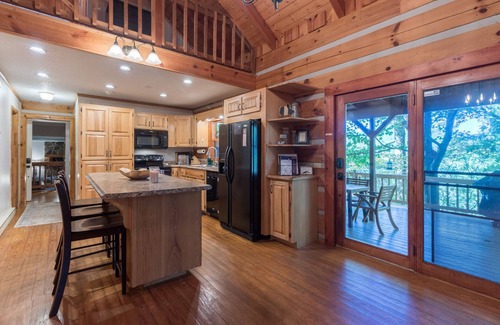 Highlands Cabina | ❤ Cozy Log Cabin w/Stunning View! Waterfall, 3 Fireplaces, Arcade, Stocked!