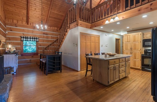 Highlands Cabina | ❤ Cozy Log Cabin w/Stunning View! Waterfall, 3 Fireplaces, Arcade, Stocked!