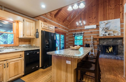 Highlands Cabina | ❤ Cozy Log Cabin w/Stunning View! Waterfall, 3 Fireplaces, Arcade, Stocked!