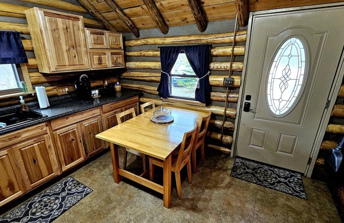 Markleysburg Cabina | Cozy log cabin with hot tub in Markleysburg!