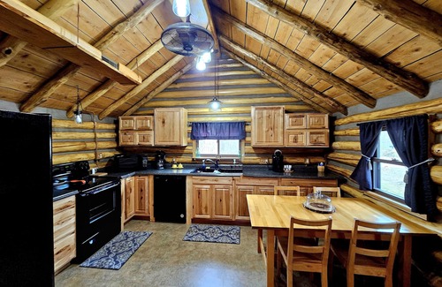 Markleysburg Cabina | Cozy log cabin with hot tub in Markleysburg!