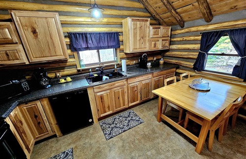 Markleysburg Cabina | Cozy log cabin with hot tub in Markleysburg!