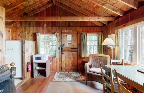 Northport Cabina | Cozy Log Cabin with Deck & Picnic Table & Gorgeous Views