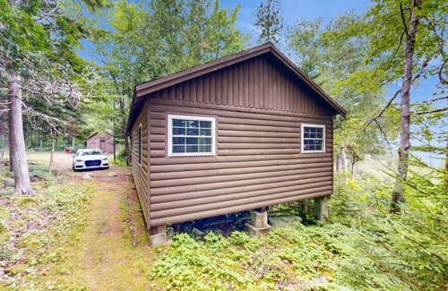 Northport Cabina | Cozy Log Cabin with Deck & Picnic Table & Gorgeous Views