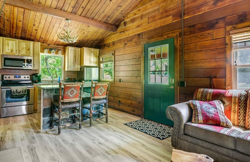 Champion Cabina | Cozy Log Cabin with Hot Tub