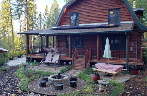 Pine Grove Casa | Cozy Log Cabin with a Touch of Luxury