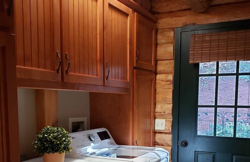 Pine Grove Casa | Cozy Log Cabin with a Touch of Luxury