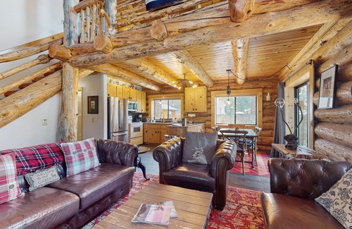 Oregon Water Wonderland Cabina | Cozy log cabin with wrap-around porch, Hot tub Loft space, Washer & Dryer