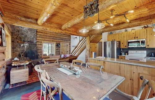 Oregon Water Wonderland Cabina | Cozy log cabin with wrap-around porch, Hot tub Loft space, Washer & Dryer
