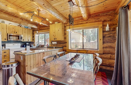 Oregon Water Wonderland Cabina | Cozy log cabin with wrap-around porch, Hot tub Loft space, Washer & Dryer