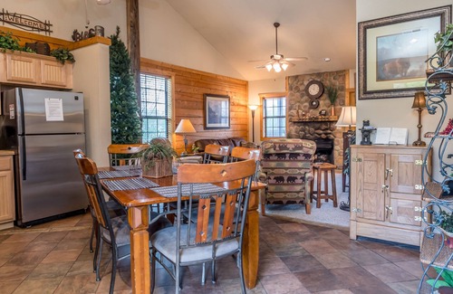 Branson Theater District Cabina | Cozy Log Cabin - Fall in the Heart of Branson (2 Masters) ¡TODOS LOS IMPUESTOS PAGADOS!