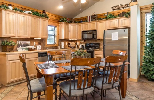 Branson Theater District Cabina | Cozy Log Cabin - Fall in the Heart of Branson (2 Masters) ¡TODOS LOS IMPUESTOS PAGADOS!