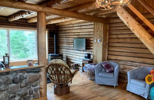 La Minerve Cabaña | Cozy log cottage + TreeHouse