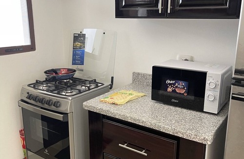 Leon Apartamento | cozy lovely white new house 2 minutes to the mall and gas station