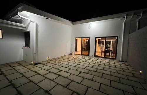Leon Apartamento | cozy lovely white new house 2 minutes to the mall and gas station