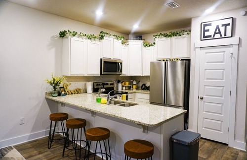 Pine Forest Casa | COZY Lush 3-bedroom Townhouse★Mins to Beach★