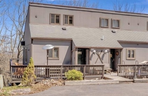 Village at Camelback Casa | Cozy Lux Poconos Mountain Cabin on Camelback Mountain Near Outlets & Waterparks.
