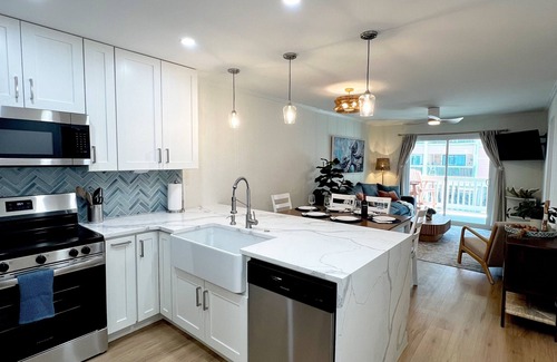 Garden City Condominio | Cozy Luxe Beach Condo: Fully Renovated + Pool + Steps to Sand + Prime Location