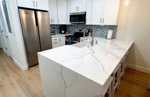 Garden City Condominio | Cozy Luxe Beach Condo: Fully Renovated + Pool + Steps to Sand + Prime Location