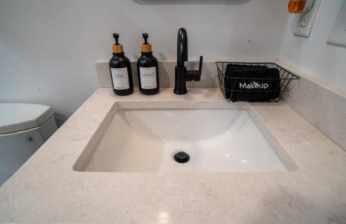 East Raleigh Apartamento | Cozy Luxe Escape, Raleigh 2BR Getaway, Sleeps 4, Pets, Kids & Business Travelers Welcome
