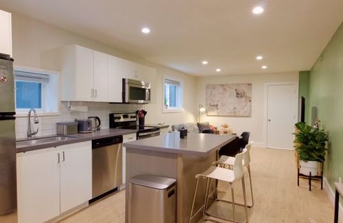 East Side Casa | Cozy Luxe Retreat / Designer 2-Bedroom Suite with AC