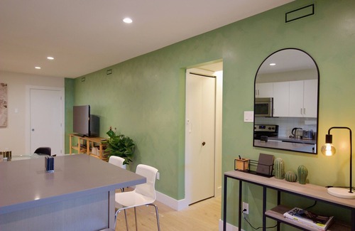 East Side Casa | Cozy Luxe Retreat / Designer 2-Bedroom Suite with AC