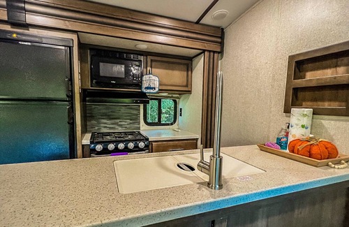 Mountain Rest Casa | Cozy Luxe RV: Your Foothills Haven on the Mountain